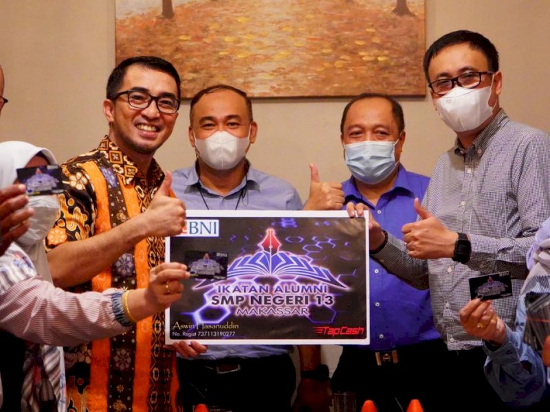 Mario David saat menerima kartu IKA pertama SMPN 13 Makassar