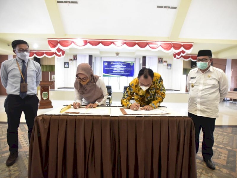 Bupati Lutra Indah Putri Indriani saat menandatangi Mou dengan Kakanwil DJPb Sulsel Syaiful. 