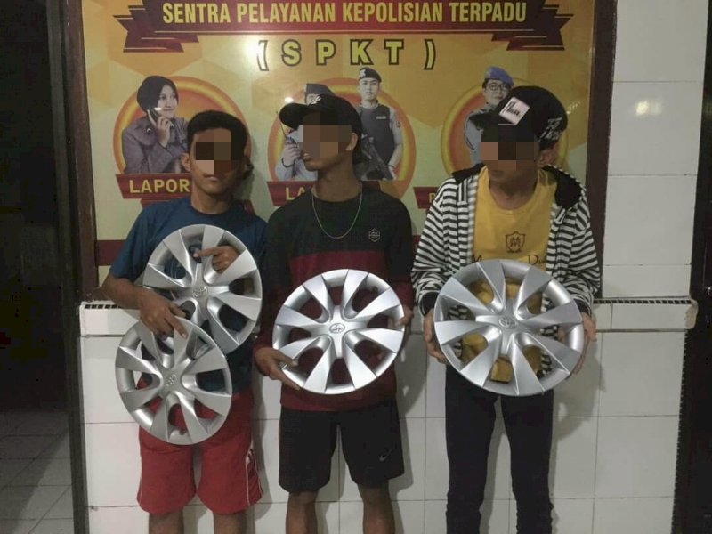Pelaku pencuri penutup veleg saat diamankan. 