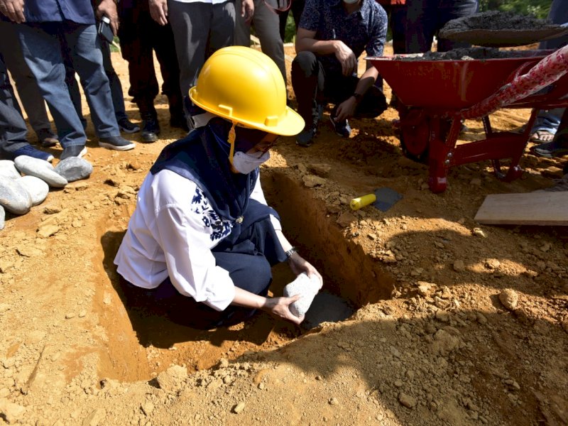 Bupati Lutra Indah Putri Indriani saat melakukan peletakan batu pertama. 