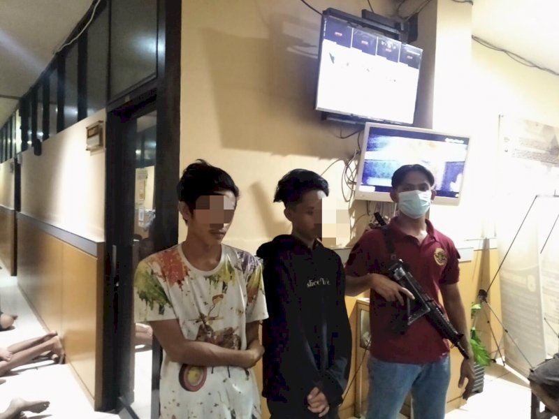 2 remaja yang kedapatan bawa sabu saat diamankan polisi. 