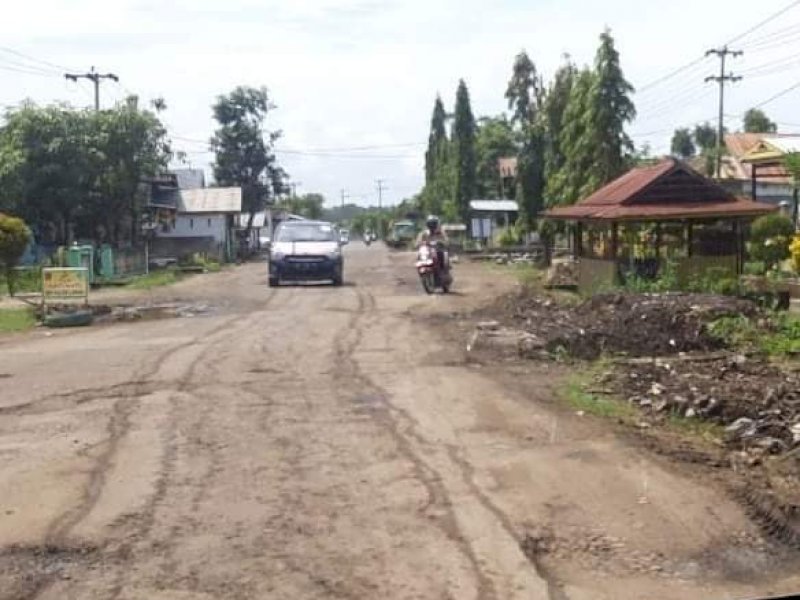 Ruas jalan Cabbenge Soppeng yang mulai dikerjakan. 