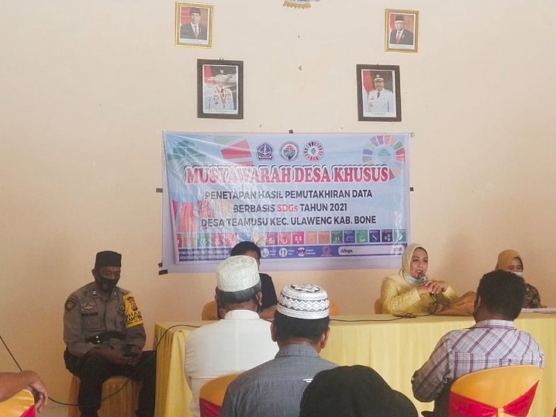 Camat Ulaweng Andi Padauleng saat menghadiri Penetapan Hasil Pemutakhiran Data Berbasis SDGs Tahun 2021 Desa Tea Musu. 