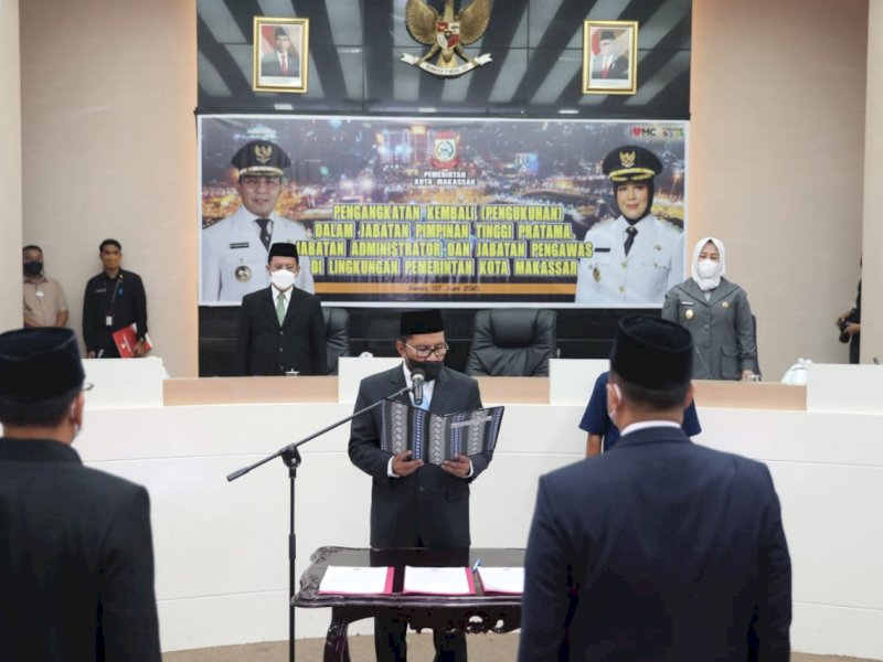 Danny saat mengukuhkan 61 pejabat Pemkot Makassar. 