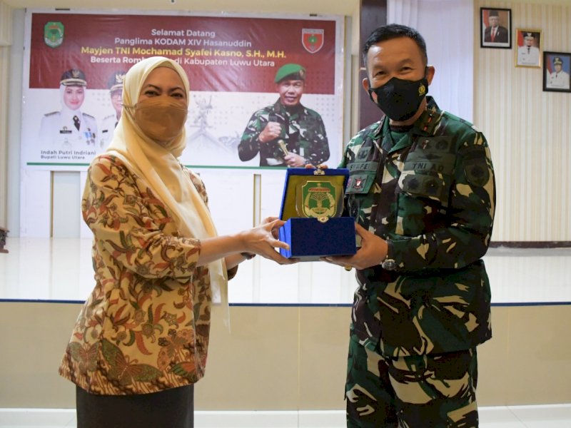 Indah Putri Indriani bersama Pangdan XIV Hasanuddin. 