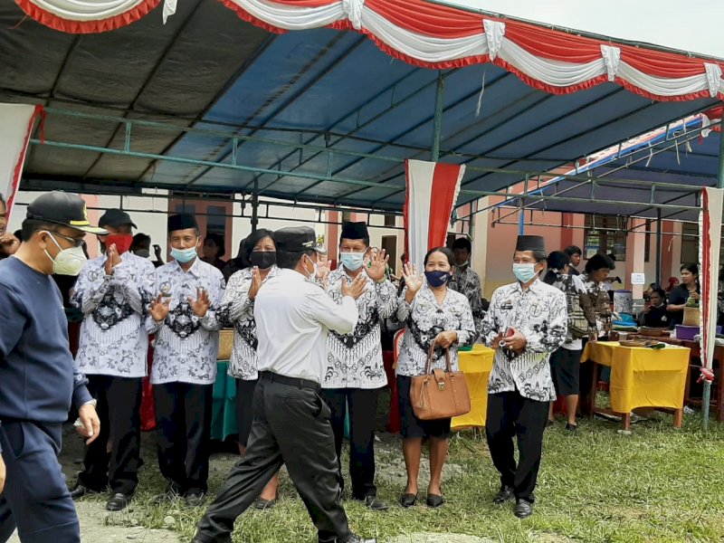 Bupati Torut Yohanis Bassang disambut warga dalam program Kantor Bupati Mobile. 