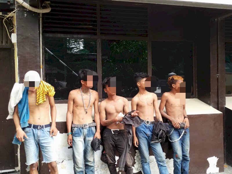 5 pengamen di Veteran Selatan saat diamankan. 