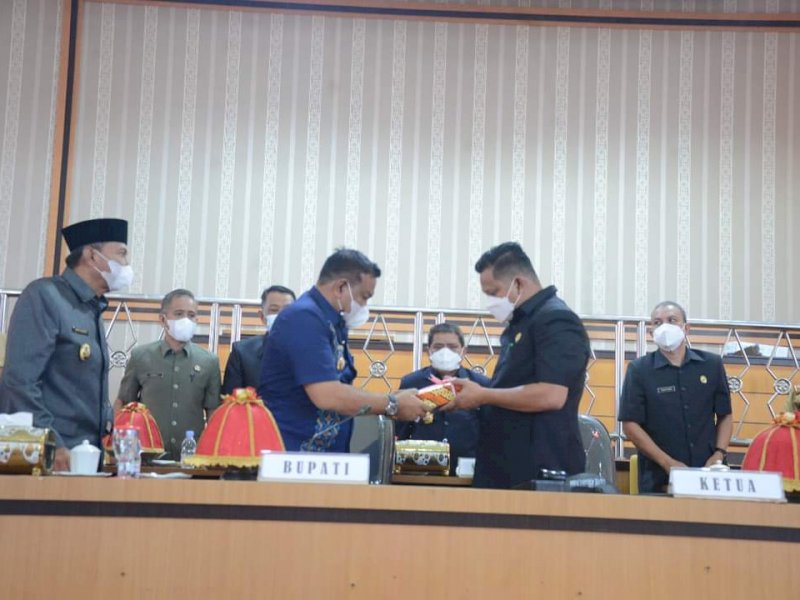 Bupati Bone saat menyerahkan usulan 6 Ranperda ke DPRD. 
