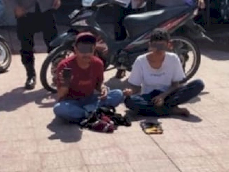 Pelaku penjarah Kapal Fery di kawasan Pelabuhan Bajoe. 