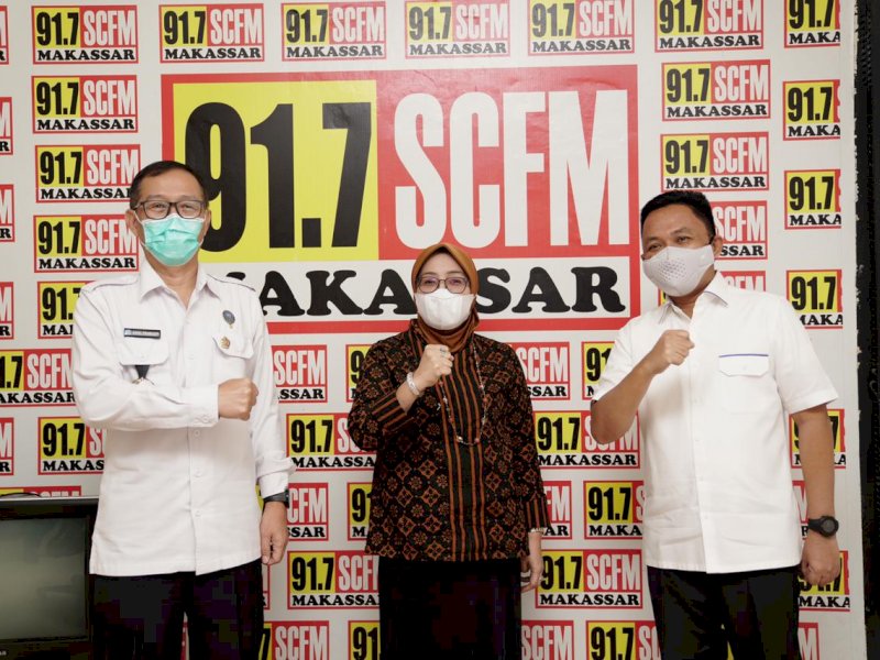 Bupati Bantaeng Ilham Azikin (kanan), Sakka Pati (tengah) 
