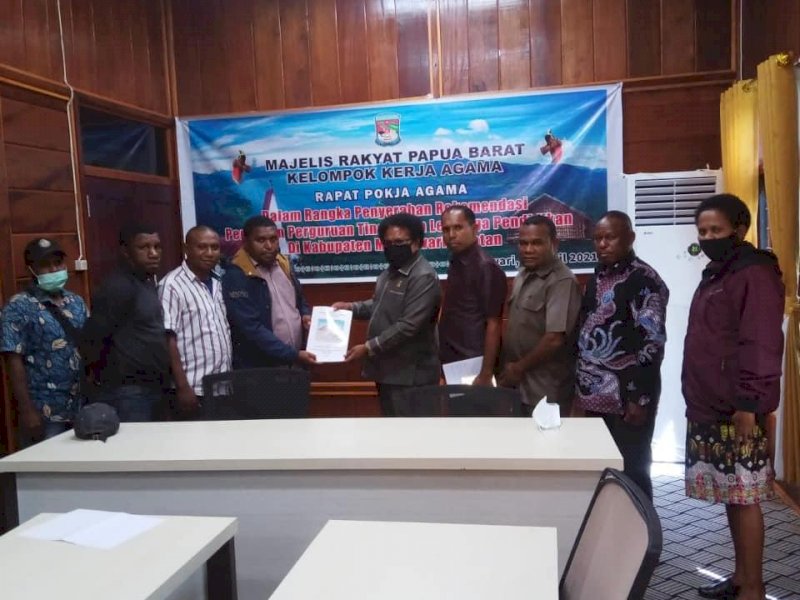 FKPAT saat melakukan audiensi dengan MRP Papua Barat. 