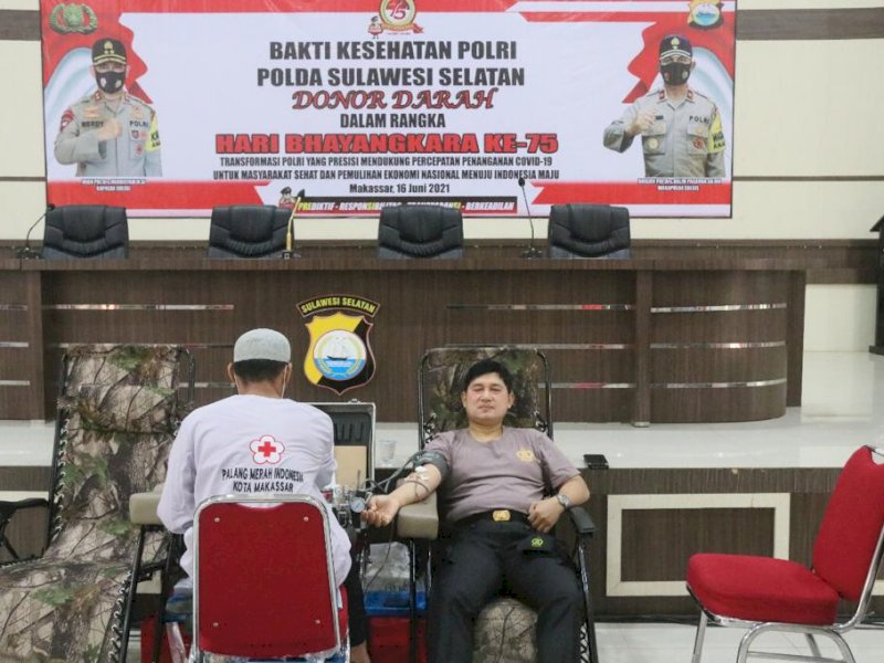 Aksi donor darah Polda Sulsel. 