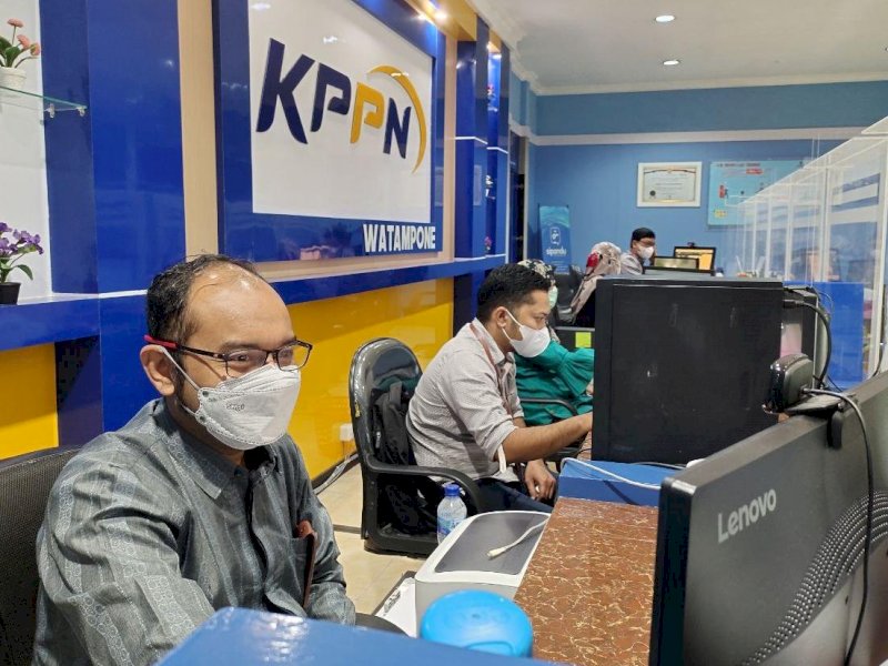 Suasana pelayanan di KPPN Watampone. 
