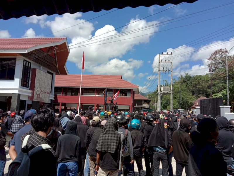 Aksi unjuk rasa mahasiswa UKI Toraja. 