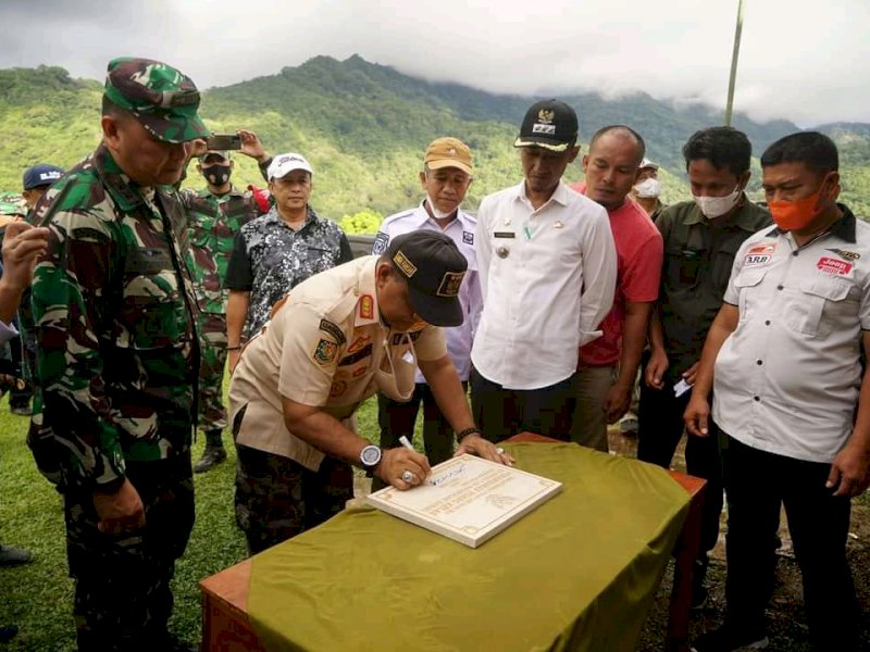 Fashar Padjalangi saat meresmikan gedung baru SD Inpres 7/83 Watang Cani 2 di Lurae. 