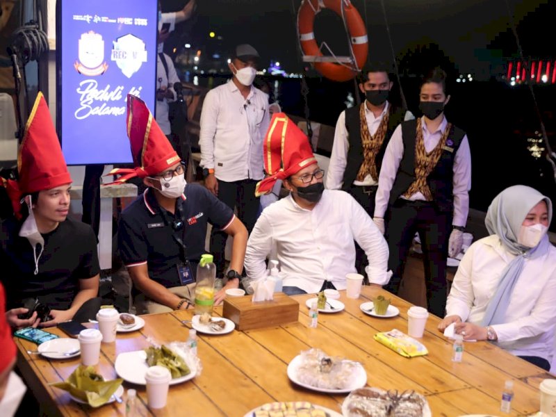 Danny Pomanto saat menjamu Sandiaga Uno di atas Perahu Pinisi. 