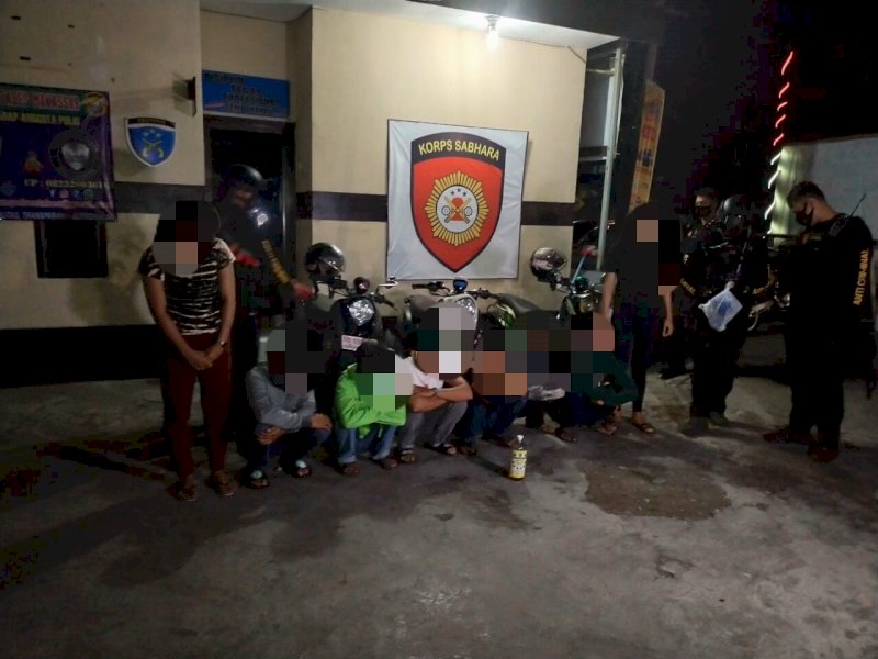 Delapan pemuda di Makassar diamankan saat pesta miras. 