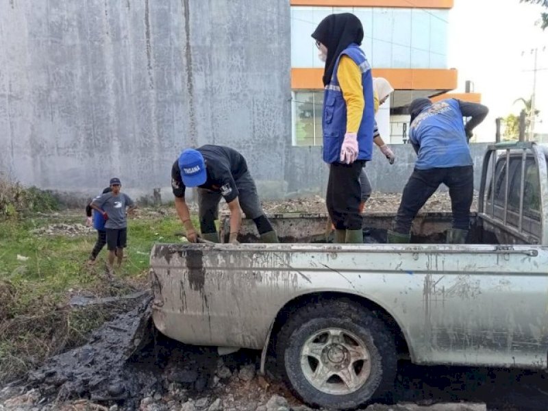 Tim Pengendali Banjir saat mengeruk drainase.