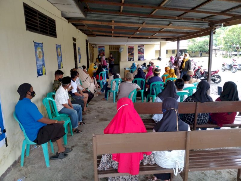 Warga Pitumpanua yang mendaftar vaksinasi di Mapolres Wajo. 