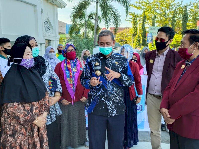 Bupati Wajo Amran Mahmud. (Batik Biru). 