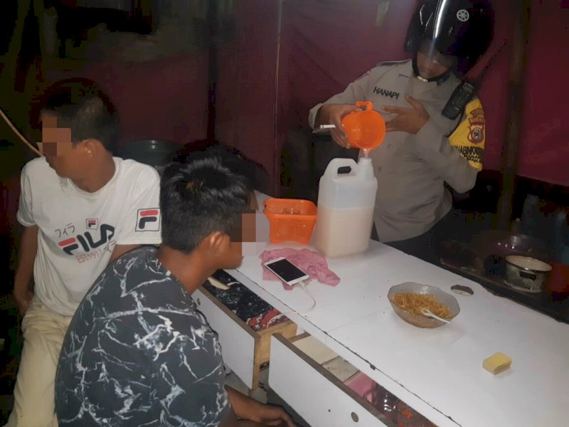 Warga di Makassar yang kedapatan pesta Miras. 