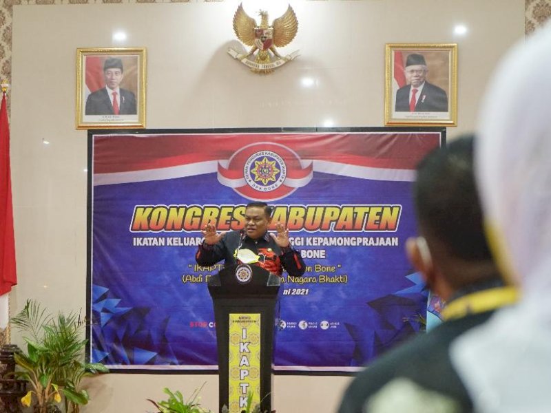 Fashar Padjalangi saat menghadiri Kongres IKAPTK Bone. 