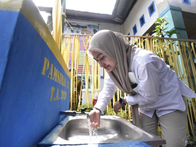 Indah Putri Indriani saat melaunching pengadaan air bersih di Dodolo Lutra. 
