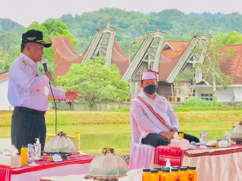 Ombas saat memberikan sambutan di kunjungan Menteri KKP. 