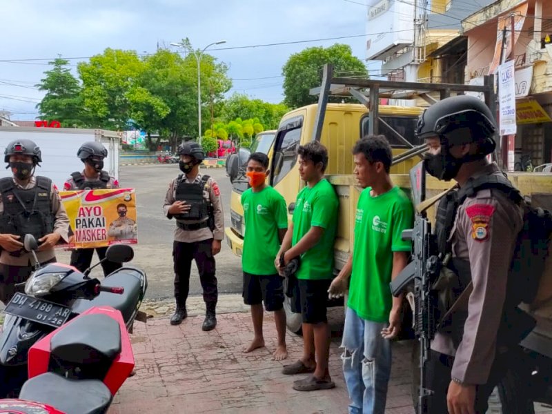 Personel Danyon C saat melakukan sosialisasi. 