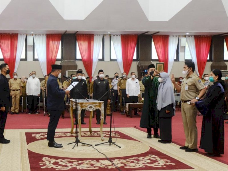 Andi Sudirman Sulaiman saat mengambil sumpah 77 ASN lingkup Pemprov Sulsel. 
