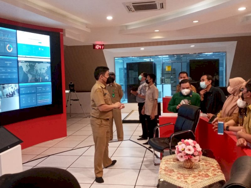 Diskominfo Makassar saat memantu PPDB jalur zonasi hari pertama di Balaikota. 