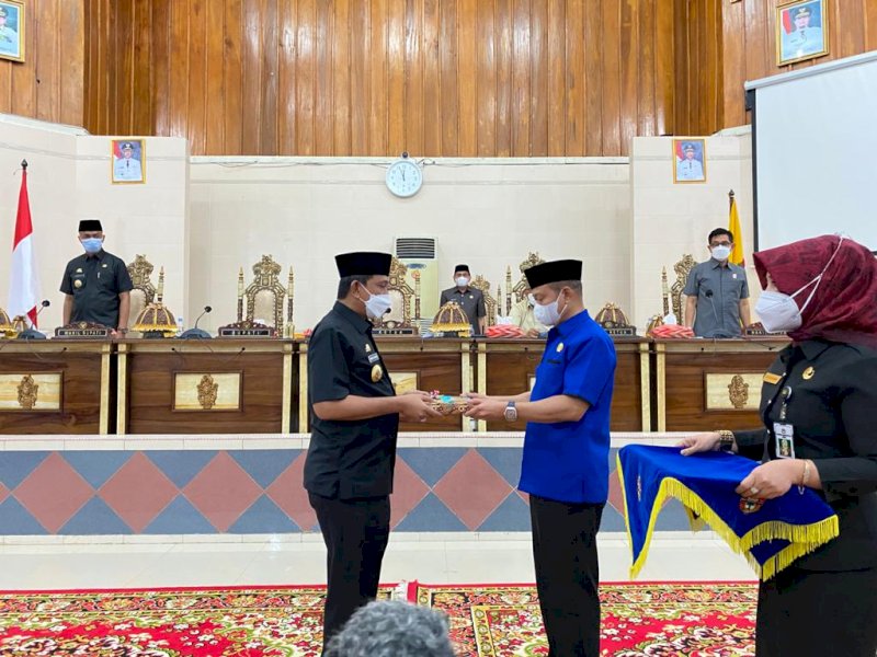 Amran Mahmud saat menyerahkan Ranperda Pelaksanaan APBD 2020 ke DPRD Wajo. 