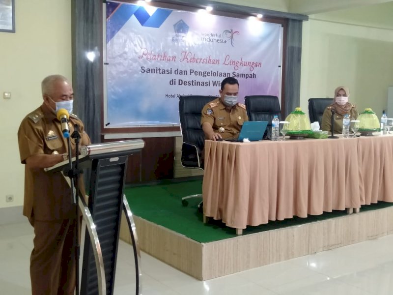 Wabup Sahabuddin saat menghadiri Pelatihan Kebersihan Lingkungan. 