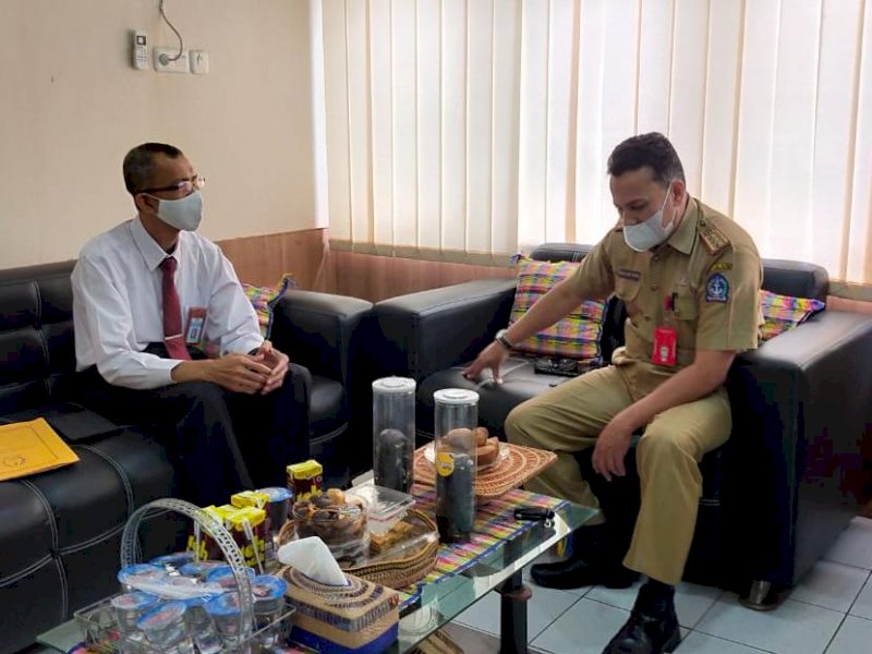 Rintok Juhirman saat bertemu Kadis Perindustrin Bone Khalil. 