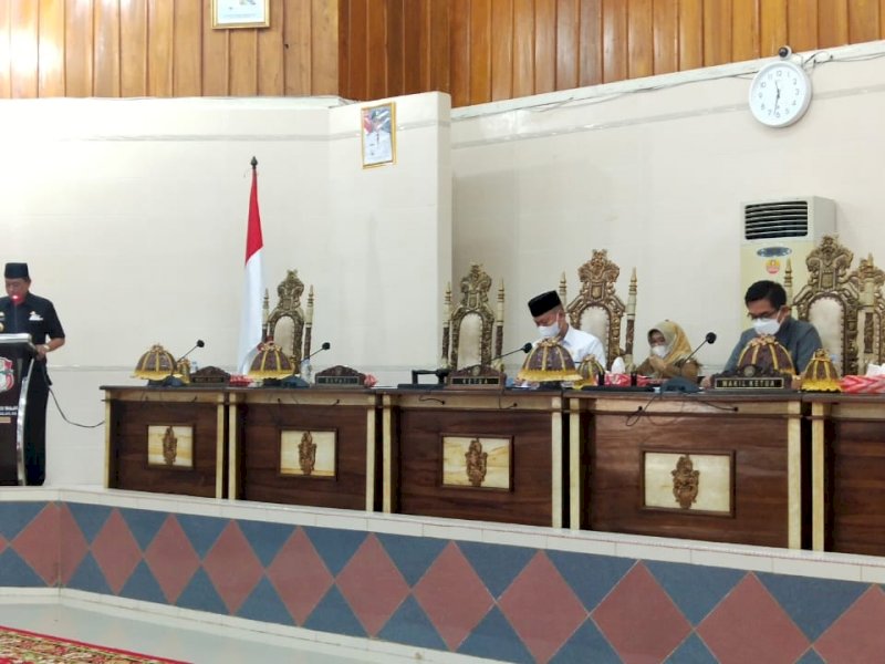 Amran Mahmud saat memberikan jawaban soal pandangan Fraksi DPRD Wajo. 