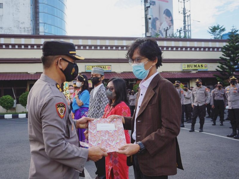 Nur Wahid saat menerima penghargaan dari pihak Polrestabes Makassar. 