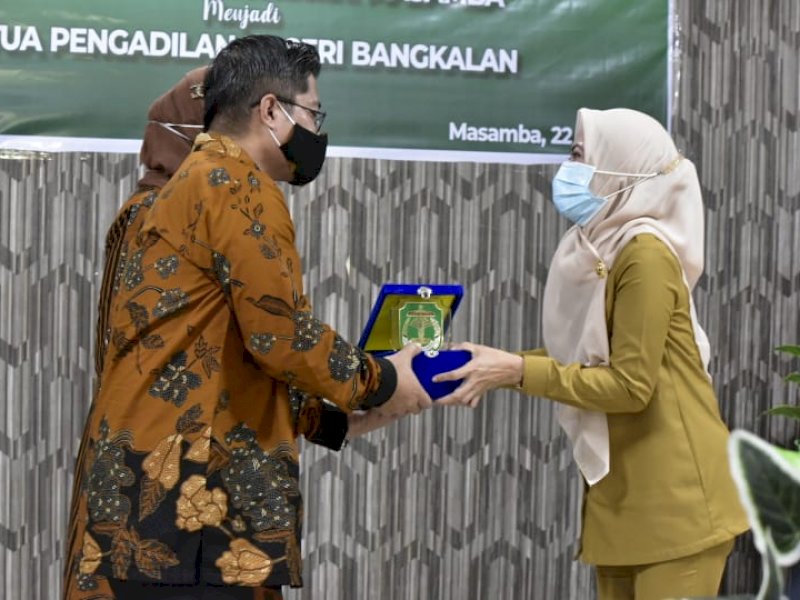 Bupati Lutra Indah Putri Indriani saat memberikan cindera mata ke Oki. 
