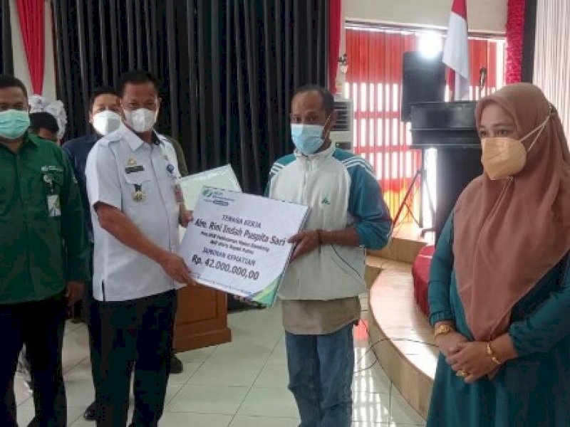 Penyerahan uang kematian ke Ahli Waris Kades Tindalun Alm Darwis. 