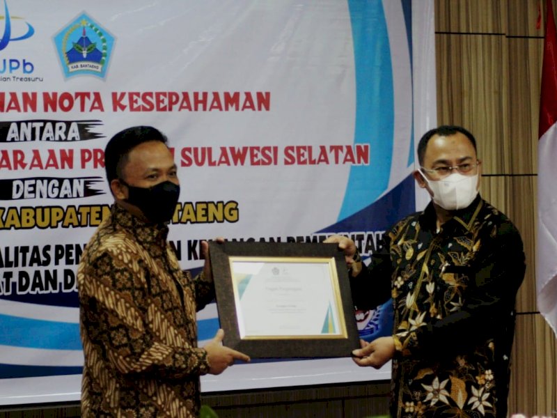 DJPb Sulsel saat memberikan penghargaan ke Ilham Azikin. 