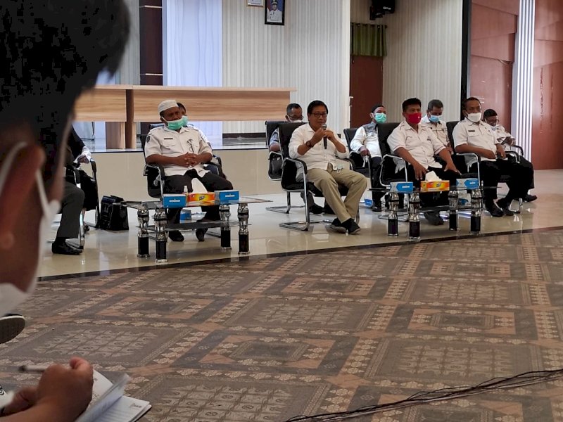 Wabup Lutra saat membuka Pemanfaatan Fasilitas Jasa dan Layanan Perbankan dan Dukungan Program Smart City. 