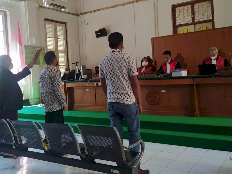 Jumras diambil sumpahnya sebelum bersaksi. 