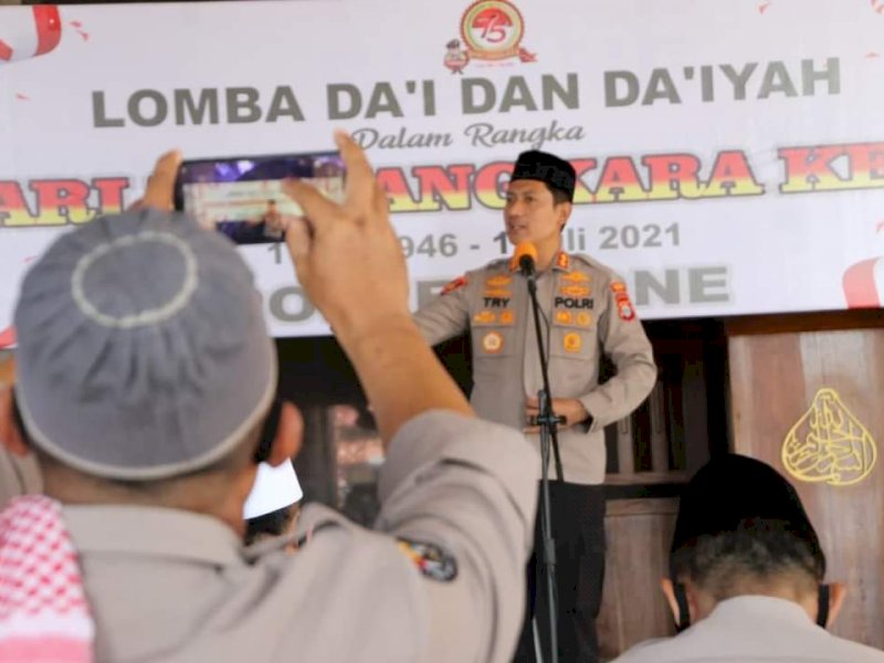 Kapolres Bone saat memberikan sambutan  di Lomba Da'i dan Da'iyah. 