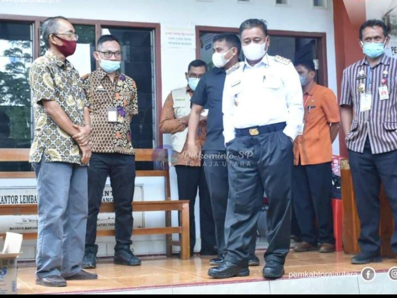 Ombas saat meninjau pelaksanaan Pilkalem di Lembang Rante. 