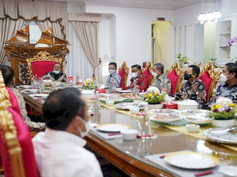Andi Sudirman Sulaiman saat mengundang wali kota/bupati se-Sulsel. 
