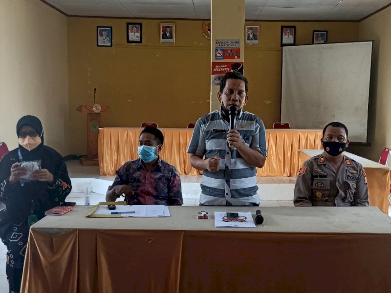 Plt Camat Malangke Akram saat mengumpulkan semua Cakades se-Malangke. 