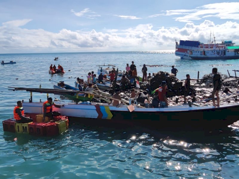 Proses evaluasi kapal terbakar di Pelabuhan Bajoe. 