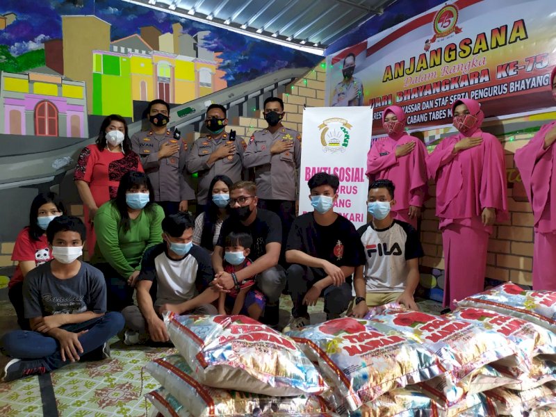 Polsek Mamajang-Polrestabes Makassar saat berbagi dengan anak yatim piatu. 