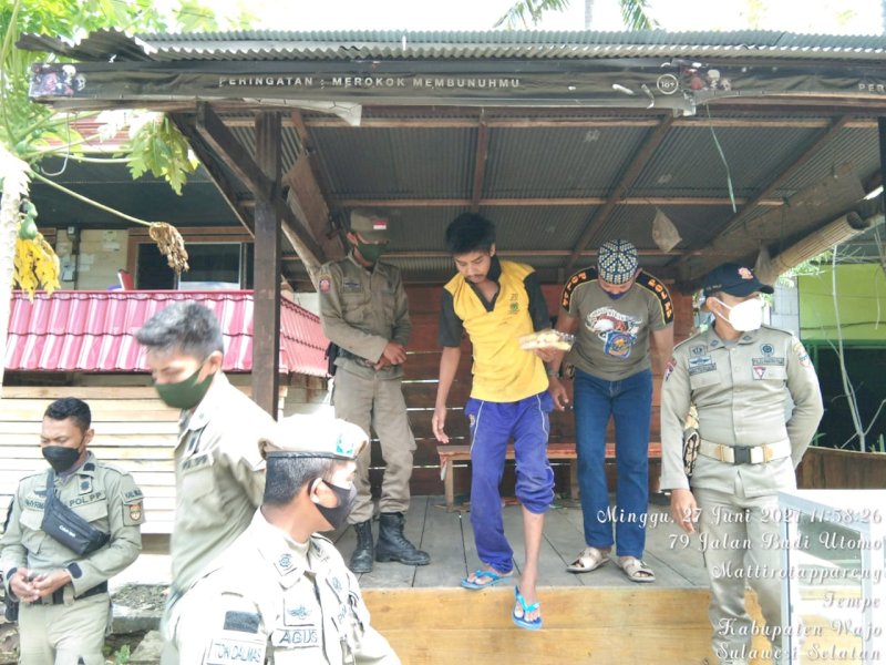 ODGJ di Wajo saat diamankan petugas. 