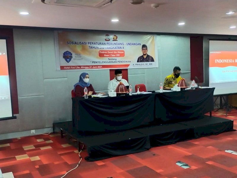 Andi Pahlevi saat menyosialisasikan Perda Penyelenggaraan Pendidikan. 