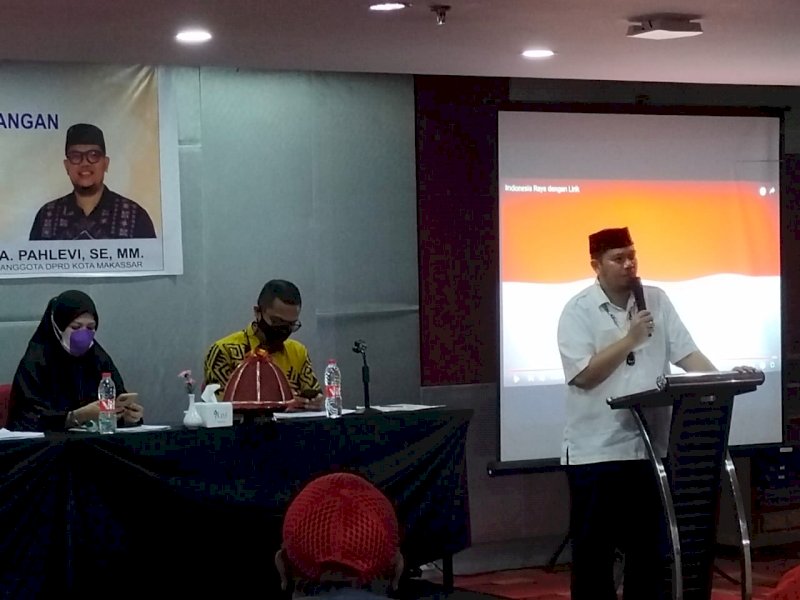 Andi Pahlevi saat menyosialisasikan Perda Penyelenggaraan Pendidikan. 